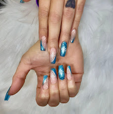Blue chrome ombré coffin nails